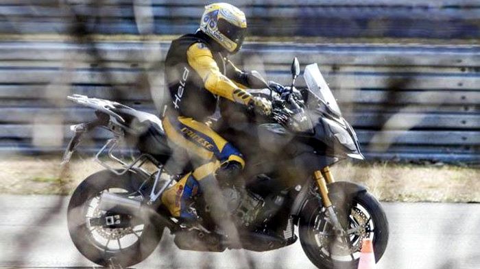 Στη φωτογραφία φαίνεται ο ασφάλτινος προσανατολισμός του νέου Adventure bike της BMW, που βασίζεται στο S1000RR.